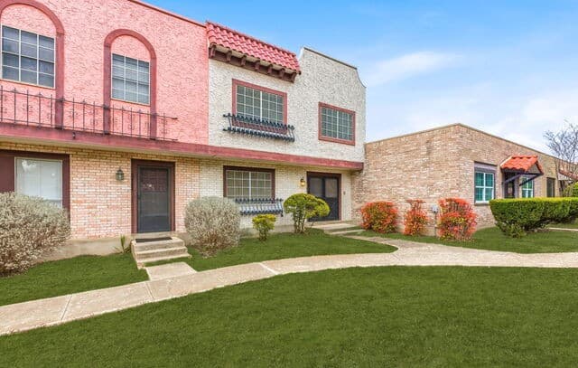 3-bedroom rental at 6746 Crown Ridge in San Antonio, TX — photo 1