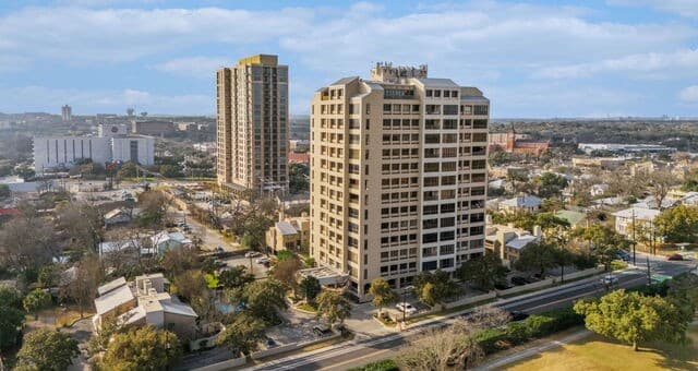 2-bedroom rental at 4001 N New Braunfels Unit APT 300A in San Antonio, TX — photo 1