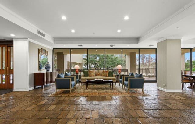 2-bedroom rental at 4001 N New Braunfels Unit APT 300A in San Antonio, TX — photo 3