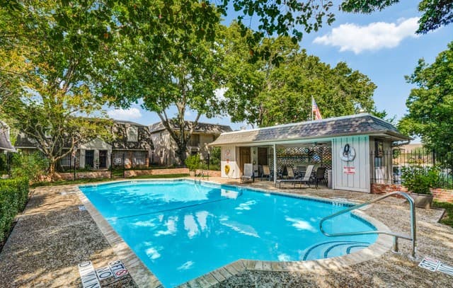 2-bedroom rental at 122 E Terra Alta Road Unit 14 in San Antonio, TX — photo 2