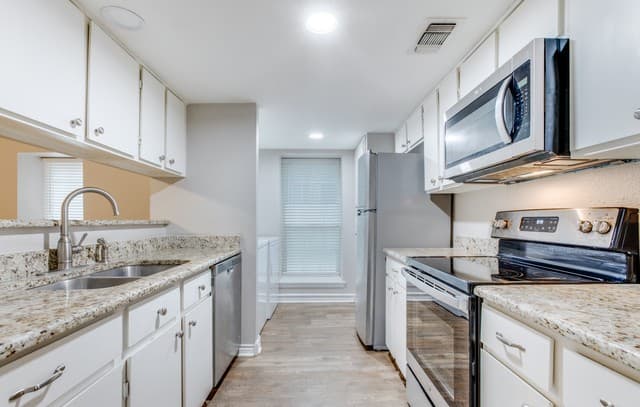 2-bedroom rental at 122 E Terra Alta Road Unit 14 in San Antonio, TX — photo 3
