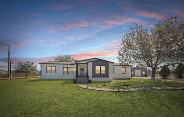 4-bedroom rental at 175 Ranch Country in La Vernia, TX — photo 2