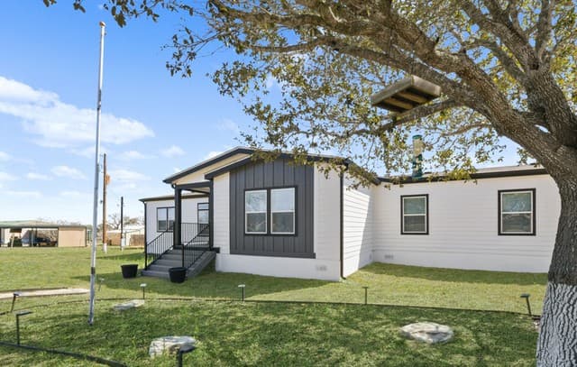 4-bedroom rental at 175 Ranch Country in La Vernia, TX — photo 5