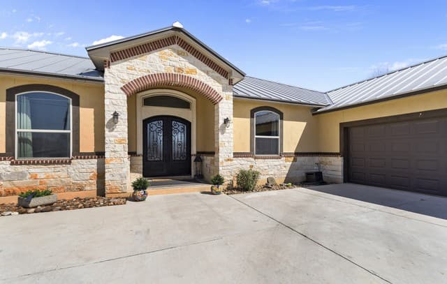 4-bedroom rental at 109 Colibro Creek in La Vernia, TX — photo 2