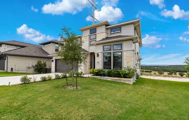 4-bedroom rental at 250 Navarro in Boerne, TX — photo 4