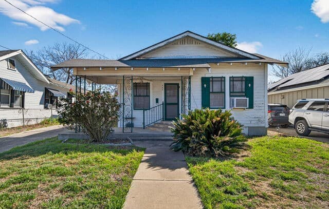 2-bedroom rental at 230 High in San Antonio, TX — photo 1