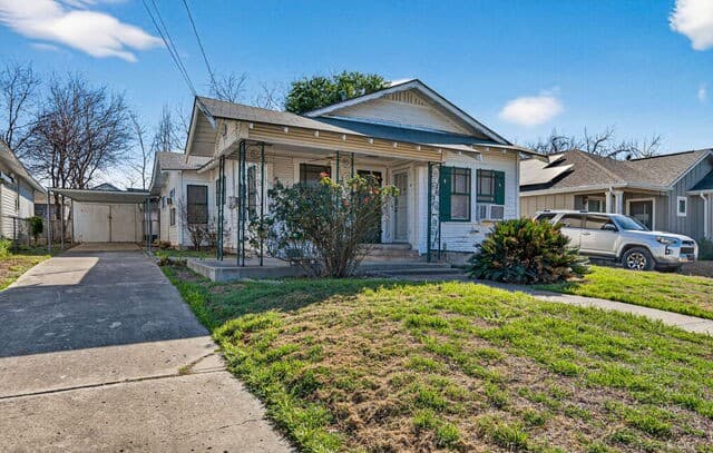 2-bedroom rental at 230 High in San Antonio, TX — photo 2
