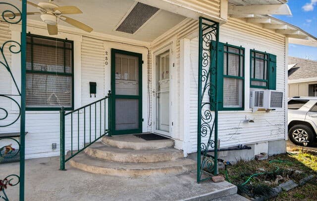 2-bedroom rental at 230 High in San Antonio, TX — photo 3