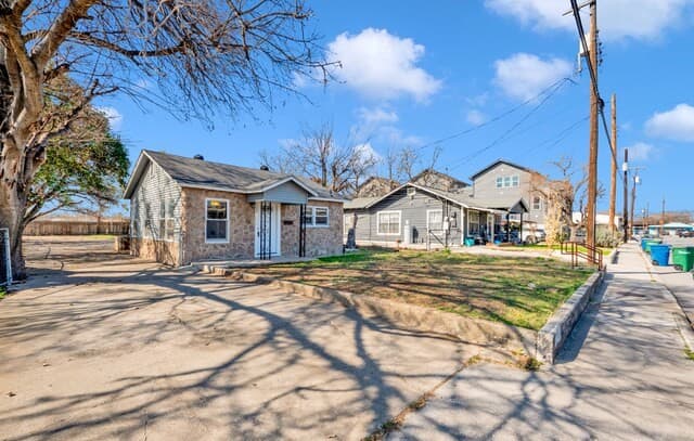 3-bedroom rental at 120 Bank St in San Antonio, TX — photo 2