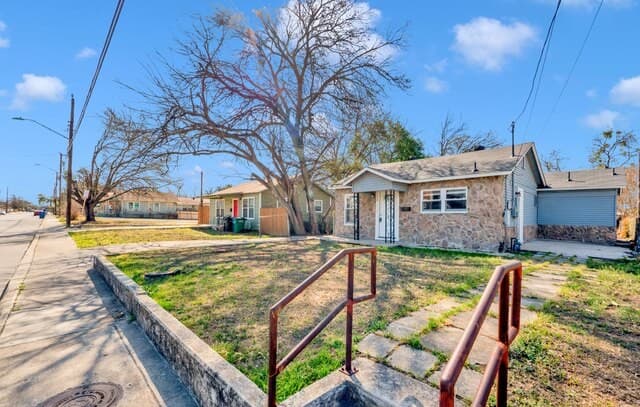 3-bedroom rental at 120 Bank St in San Antonio, TX — photo 3