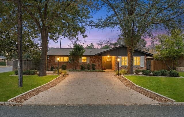 3-bedroom rental at 2126 E Lawndale Dr. in San Antonio, TX — photo 2