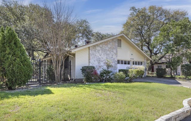 3-bedroom rental at 4322 Center Oak Woods in San Antonio, TX — photo 2