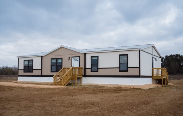 3-bedroom rental at CR 150 in Floresville, TX — photo 2