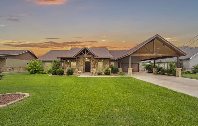 5-bedroom rental at 622 N Dickson in Poth, TX — photo 1