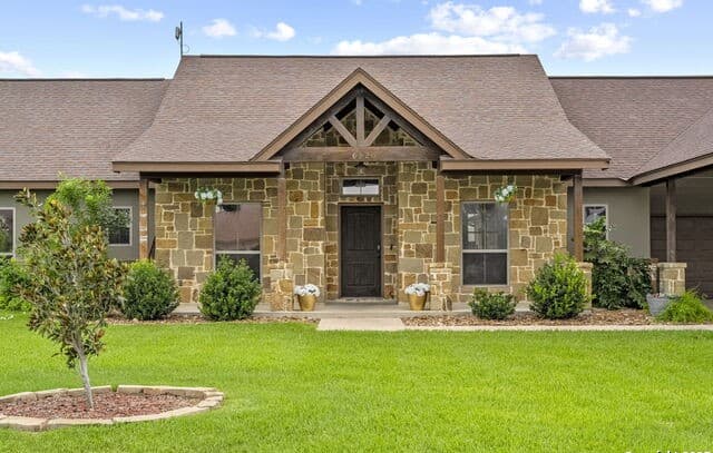 5-bedroom rental at 622 N Dickson in Poth, TX — photo 2