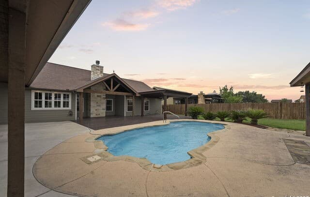 5-bedroom rental at 622 N Dickson in Poth, TX — photo 5
