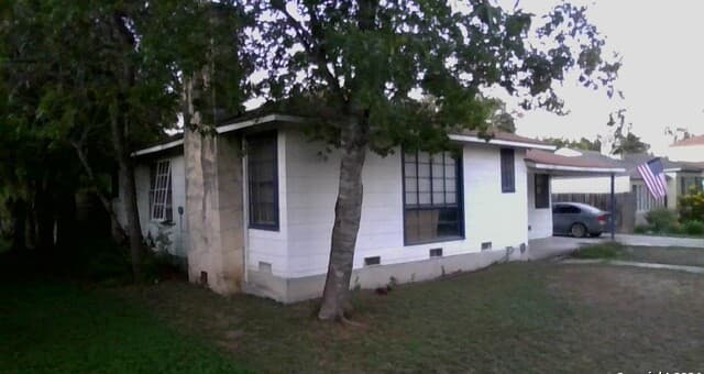 4-bedroom rental at 415 North in San Antonio, TX — photo 4