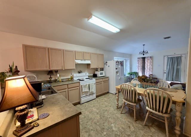 3-bedroom rental at 5231 Canary in San Antonio, TX — photo 3