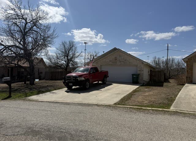 3-bedroom rental at 108 Ocotillo in Jourdanton, TX — photo 2