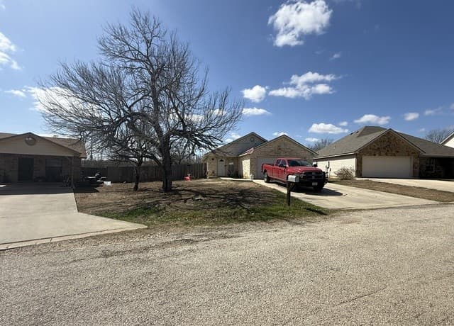 3-bedroom rental at 108 Ocotillo in Jourdanton, TX — photo 3