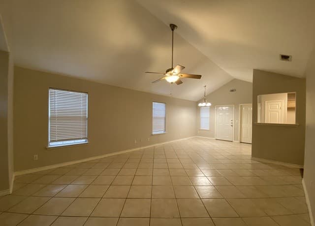 3-bedroom rental at 108 Ocotillo in Jourdanton, TX — photo 4