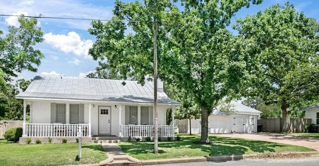 Home for sale at 508 N Orange St in Fredericksburg, TX — photo 3