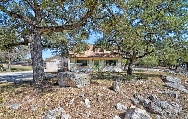 3-bedroom rental at 1009 Tanglewood in Spring Branch, TX — photo 2