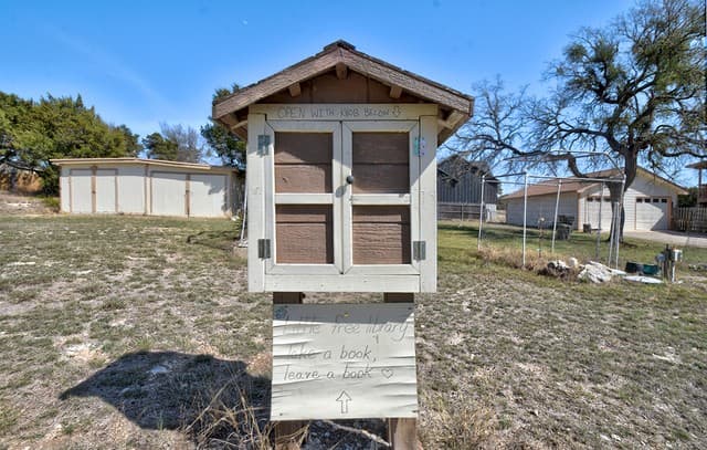 3-bedroom rental at 1009 Tanglewood in Spring Branch, TX — photo 5