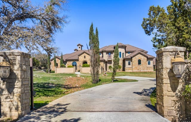 Home for sale at 104 Falcon Crst in Boerne, TX — photo 4