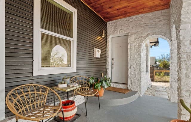 2-bedroom rental at 810 Dakota in San Antonio, TX — photo 4