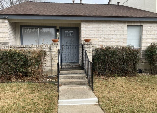 2-bedroom rental at 11303 Vance Jackson Unit A5 in San Antonio, TX — photo 1