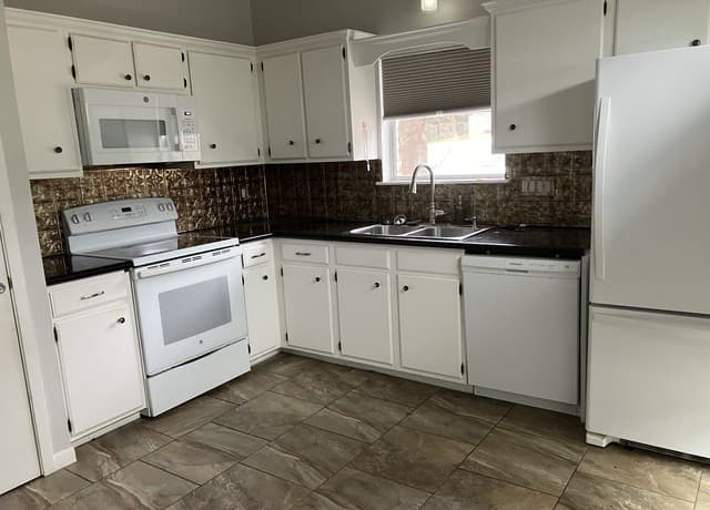 2-bedroom rental at 11303 Vance Jackson Unit A5 in San Antonio, TX — photo 2