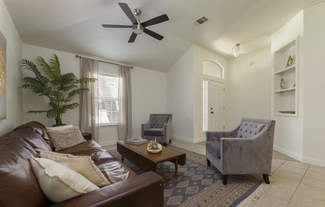 3-bedroom rental at 5555 Southern Oaks in San Antonio, TX — photo 2