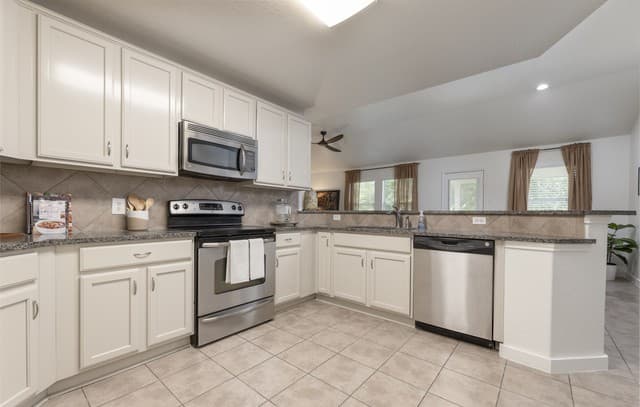 3-bedroom rental at 5555 Southern Oaks in San Antonio, TX — photo 4