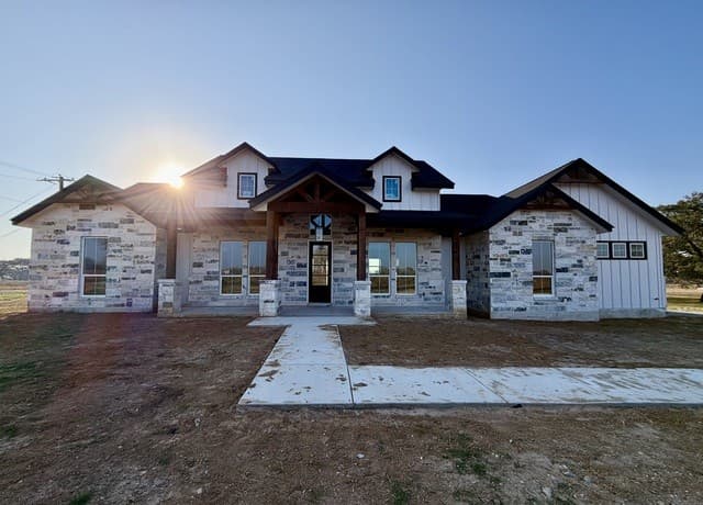 4-bedroom rental at 712 County Road 320 in Floresville, TX — photo 1
