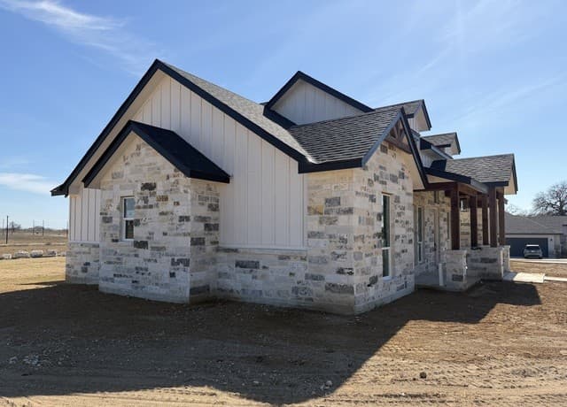 4-bedroom rental at 712 County Road 320 in Floresville, TX — photo 5