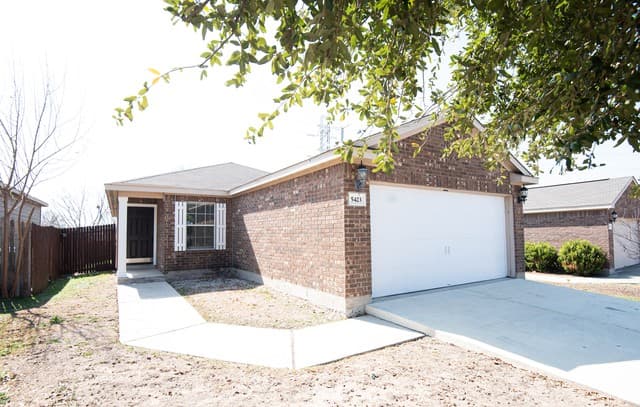 3-bedroom rental at 5423 Chase Canyon in San Antonio, TX — photo 2