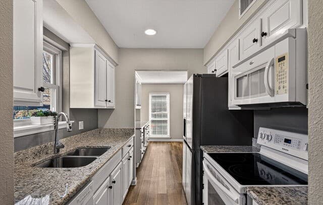 3-bedroom rental at 1045 Shook Unit 105 B in Olmos Park, TX — photo 3
