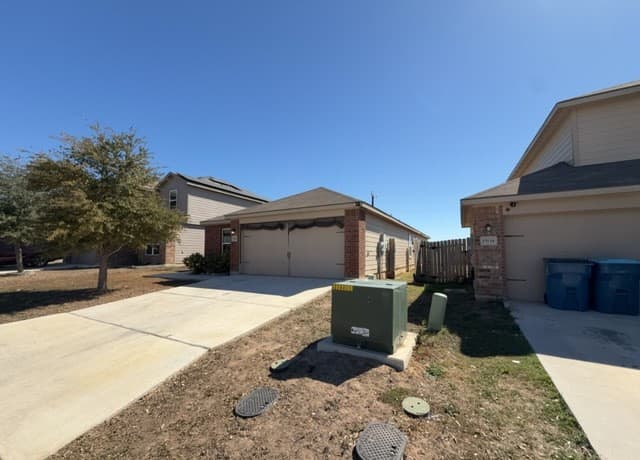 4-bedroom rental at 15134 Silver Tree in Von Ormy, TX — photo 3