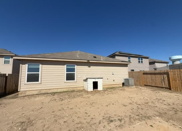 4-bedroom rental at 15134 Silver Tree in Von Ormy, TX — photo 4