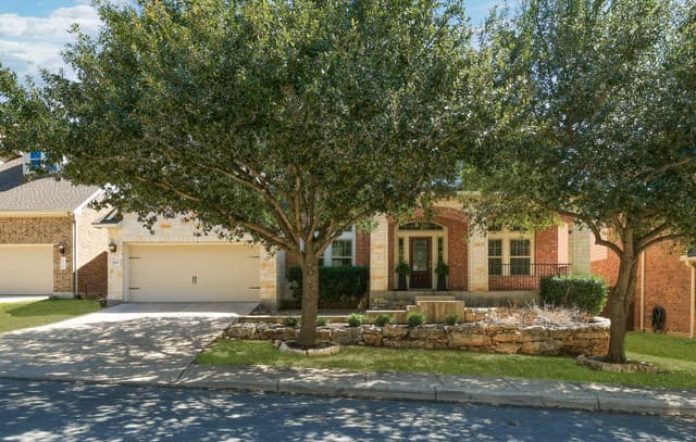 5-bedroom rental at 1002 Gazania Hill in San Antonio, TX — photo 2