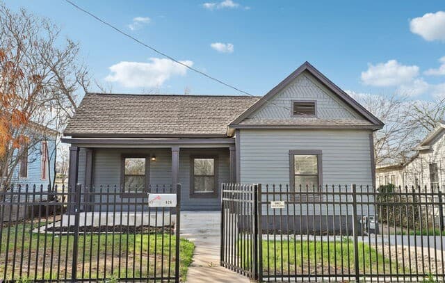 3-bedroom rental at 826 Dawson in San Antonio, TX — photo 1