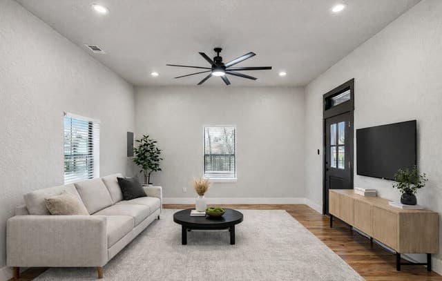 3-bedroom rental at 826 Dawson in San Antonio, TX — photo 5