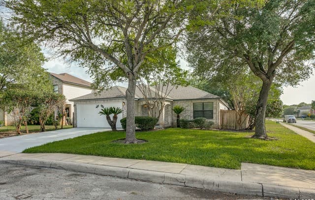 3-bedroom rental at 13502 Hickory Tavern in San Antonio, TX — photo 2