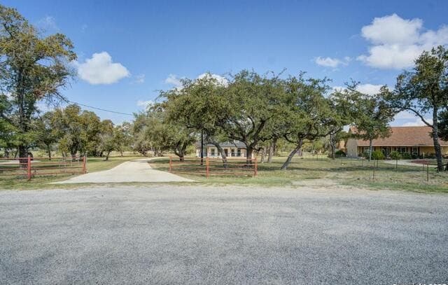 4-bedroom rental at 140 County Road 6871 in Natalia, TX — photo 3