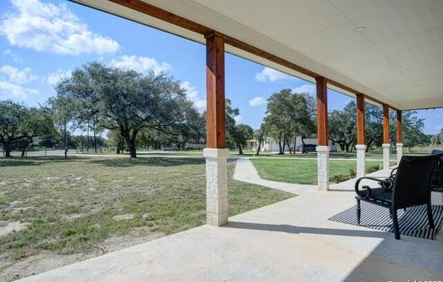 4-bedroom rental at 140 County Road 6871 in Natalia, TX — photo 4