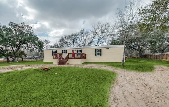 3-bedroom rental at 23403 Hickory Pass in San Antonio, TX — photo 2