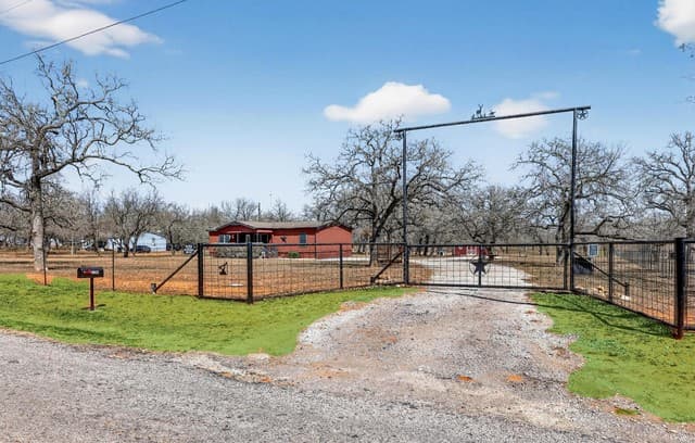 3-bedroom rental at 1298 County Road 425 in Stockdale, TX — photo 1