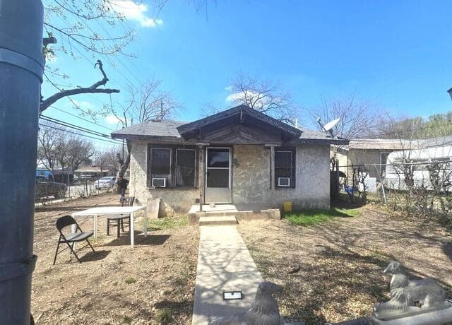 2-bedroom rental at 403 N San Felipe in San Antonio, TX — photo 1