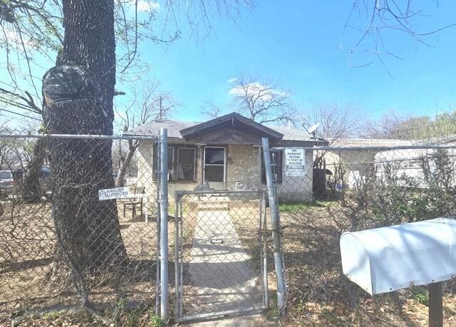 2-bedroom rental at 403 N San Felipe in San Antonio, TX — photo 2